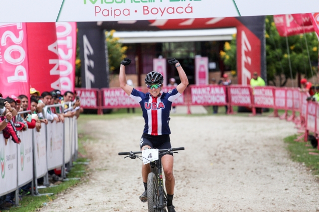 Erin Huck celebrates her win at the 2017 Pan Am Continental MTB Championships on April 2 in Paipa, Colombia. (photo by Maximiliano Blanco)